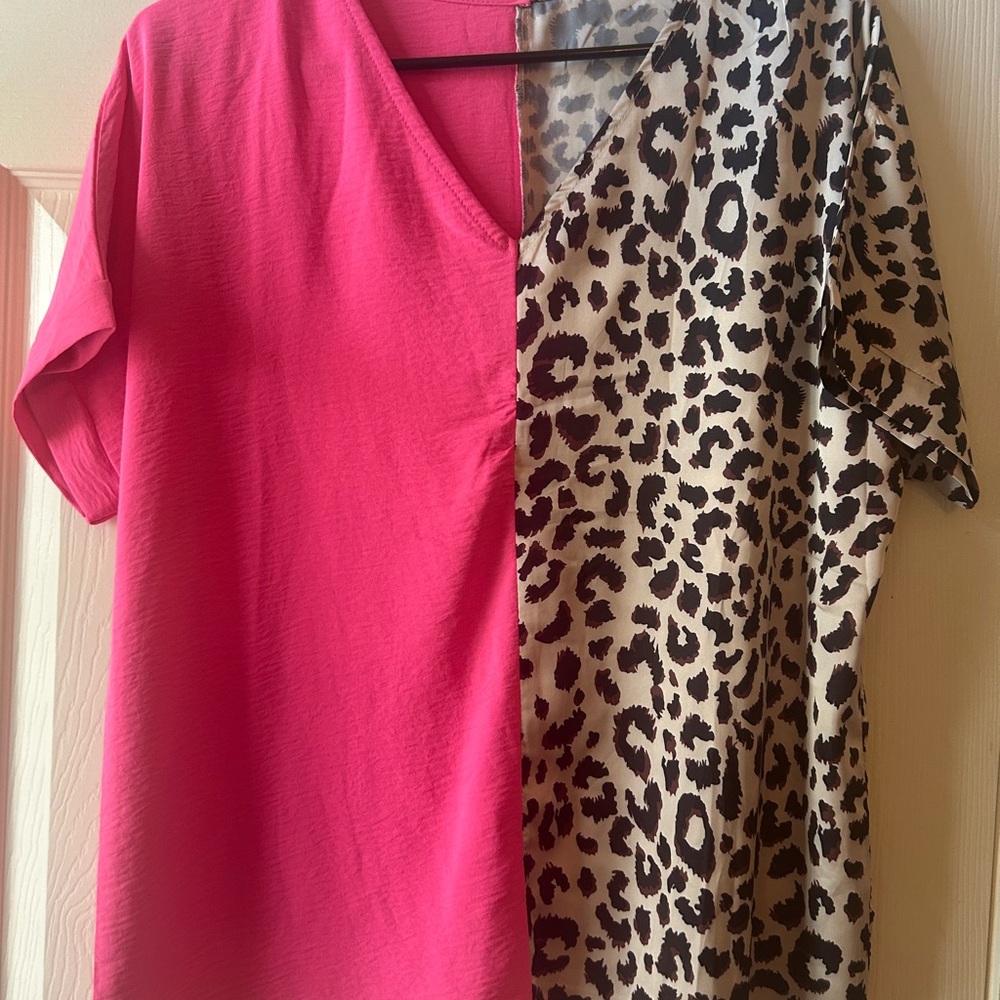 ✨Pink and Leopard Print V-Neck Top